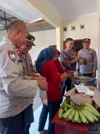 Pembagian PMT dari Polsek Patuk dan PKK Kalurahan Patuk